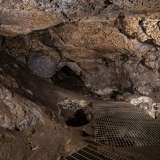 Ci facciamo strada per qualche metro grazie alla luce dei nostri faretti, fino a portarci all�interno del vano principale della cavit�, scavato migliaia di anni fa con picconi in punta di selce